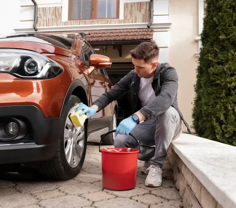 Lavage auto à domicile Saint-Vérand : professionnel intervenant sur un véhicule